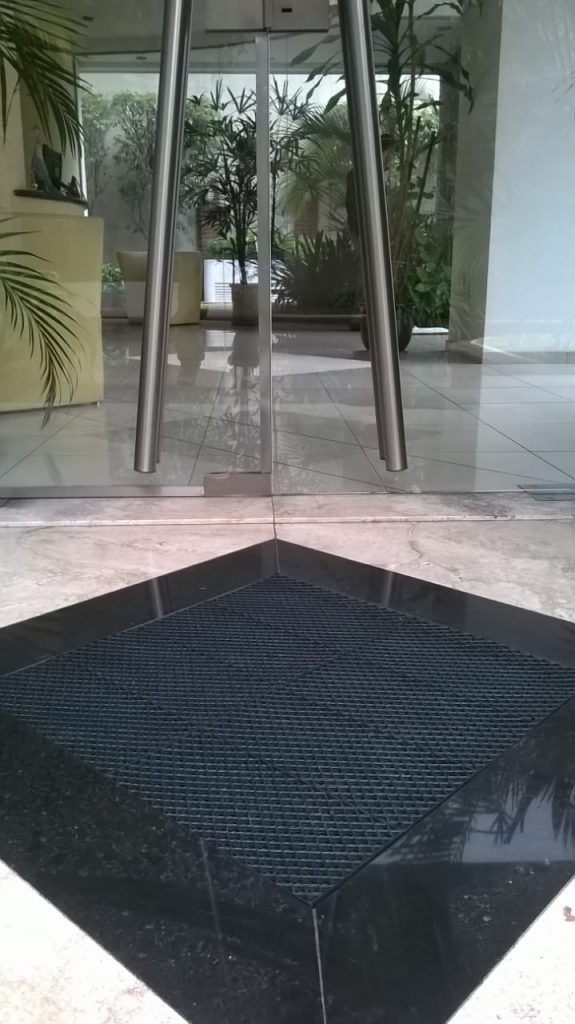 alfombra antifatiga de alto tránsito en la entrada de un hotel