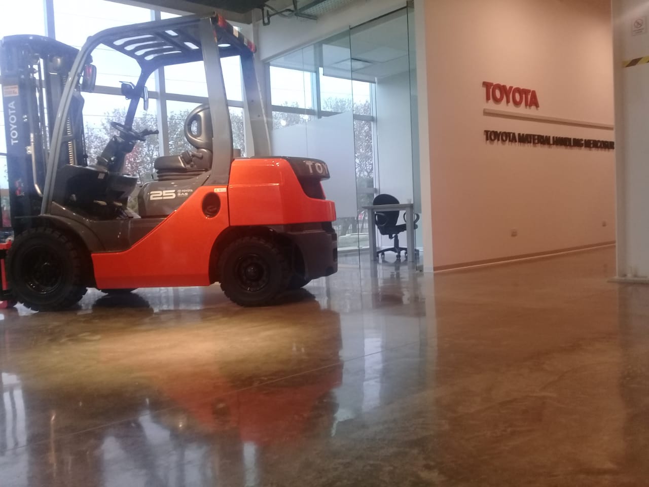 Pulido de pisos en Toyota
